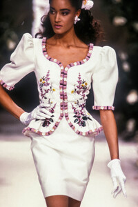 JeanLouisScherrer1988HauteCouture121.thumb.jpg.0708256ca3b6a5195c22284ffc184bf2.jpg