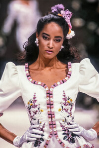 JeanLouisScherrer1988HauteCouture122.thumb.jpg.6ed1ca72bafea31fa25278a1f5d7a263.jpg