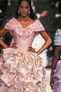 JeanLouisScherrer1988HauteCouture169.thumb.jpg.7f0765b93954f06feba460c10b38f165.jpg