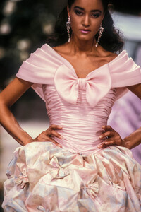 JeanLouisScherrer1988HauteCouture170.thumb.jpg.4167d435f895598b012420e7aa986847.jpg