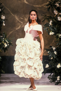 JeanLouisScherrer1988HauteCouture174.thumb.jpg.36667b9d2fcb7fa3ecbdf44ef4ac24a5.jpg