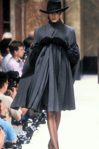 JeanLouisScherrer1988HauteCoutureFW22.thumb.jpg.8744e35930d0750c23b812fa51f6f340.jpg
