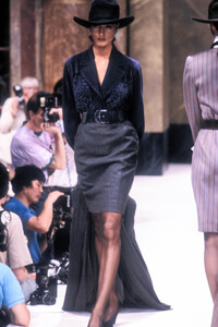 JeanLouisScherrer1988HauteCoutureFW23.thumb.jpg.978ba6973959804413a7ec1cb48eed71.jpg