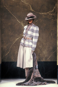 JeanLouisScherrer1988HauteCoutureFW35.thumb.jpg.e5bb472ecf2785df0d0c5fb44ac82ad4.jpg