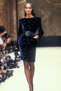 JeanLouisScherrer1988HauteCoutureFW44.thumb.jpg.804462cf4c2ad24275a54407462a203c.jpg