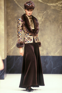 JeanLouisScherrer1988HauteCoutureFW55.thumb.jpg.cc28a5b1da7f88d789eef78f4f78bfd8.jpg