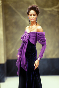 JeanLouisScherrer1988HauteCoutureFW61.thumb.jpg.3c7d057abd4273512c9c1b1c7a8a32b4.jpg