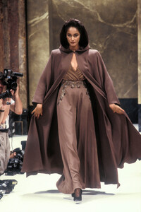 JeanLouisScherrer1988HauteCoutureFW8.thumb.jpg.da5fac90de95fec113aa66ac816c2d33.jpg
