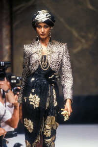 JeanLouisScherrer1989HauteCoutureFW1.thumb.jpg.5d3b78a48548d0adb62bb5594e9cf555.jpg