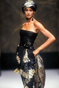 JeanLouisScherrer1989HauteCoutureFW11.thumb.jpg.db76450e49d992a1470cb4c5bccc392b.jpg