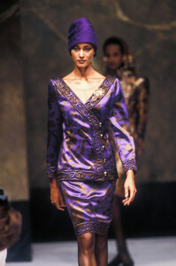 JeanLouisScherrer1989HauteCoutureFW9.thumb.jpg.6c15ea5d2c8a3a9fc1efdf2914cabb54.jpg