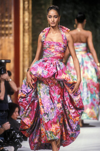 JeanLouisScherrer1991HauteCoutureSS30.thumb.jpg.0385cb94a2c605a506b784526db9f7ad.jpg