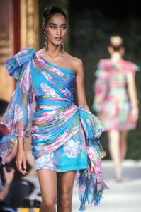 JeanLouisScherrer1991HauteCoutureSS33.thumb.jpg.4e82760563cb692401c9defd96e1755f.jpg