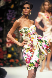 JeanLouisScherrer1992HauteCouture38.thumb.jpg.bc7d9db02dc3c9f9be44f99c53c7864c.jpg
