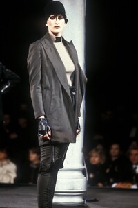 JeanPaulGaultier1989WomenRTW127.thumb.jpg.23057a80340921873e238ffcf36e9e30.jpg