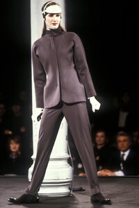 JeanPaulGaultier1989WomenRTW161.thumb.jpg.e3482a4f48cbb45c4ef984e4b78a7c54.jpg