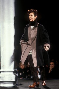 JeanPaulGaultier1989WomenRTW166.thumb.jpg.c57dbe03e8167b1a1144c762fe7e8640.jpg