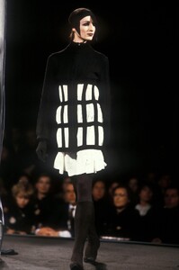 JeanPaulGaultier1989WomenRTW74.thumb.jpg.f8e58ff195b92001dc8b19896e793b49.jpg