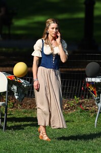 Jessica_Biel___Elizabeth_Banks_filming_scenes_for_movie___The_Better_Sist_0005.jpg