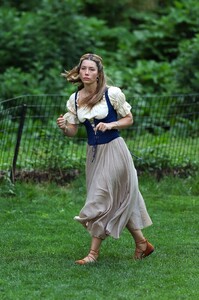 Jessica_Biel___Elizabeth_Banks_filming_scenes_for_movie___The_Better_Sist_0017.jpg