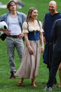 Jessica_Biel___Elizabeth_Banks_filming_scenes_for_movie___The_Better_Sist_0057.jpg