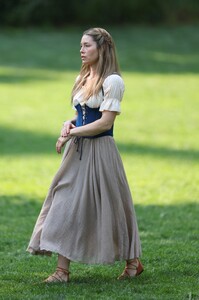 Jessica_Biel___Elizabeth_Banks_filming_scenes_for_movie___The_Better_Sist_0066.jpg