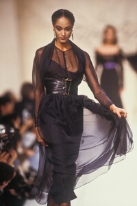 KarlLagerfeld1988WomenRTW145.thumb.jpg.49715fccb5d7587d54303eb8f122dcd2.jpg