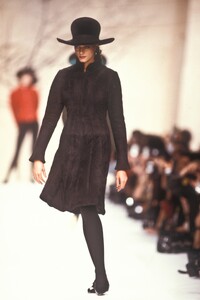 KarlLagerfeld1988WomenRTW15.thumb.jpg.cc5c2f126312da5bf06db939644c8425.jpg
