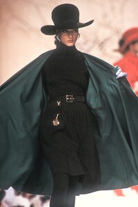 KarlLagerfeld1988WomenRTW151.thumb.jpg.527d353e62dbff25cef177419a532cbe.jpg