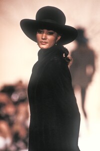 KarlLagerfeld1988WomenRTW16.thumb.jpg.02666a343ddb98e9c6266edc231c2f39.jpg