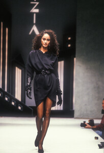 Krizia1990WomenFW22.thumb.jpg.4c71fb9841cb8c6367c326694fdbf1db.jpg