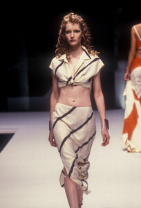 Krizia1997WomenRTW998.thumb.jpg.34658148d5b2a172eb73ba53d27b3eb4.jpg