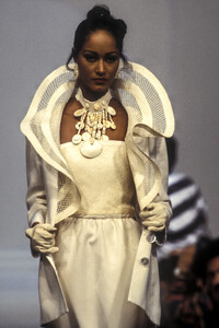 LouisFeraud1993HauteCoutureSS45.thumb.jpg.98a637ec55fc99cc0a1ff90376cf1f38.jpg