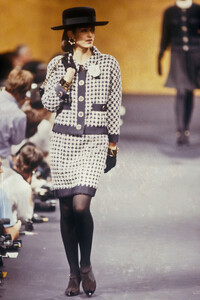Michelle_Legare_Chanel_Couture_FW1989_04.jpg