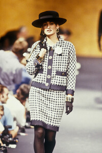 Michelle_Legare_Chanel_Couture_FW1989_05.jpg