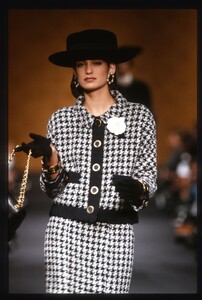Michelle_Legare_Chanel_Couture_FW1989_08.jpg