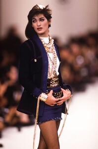 Michelle_Legare_Chanel_FW1991_04.jpg
