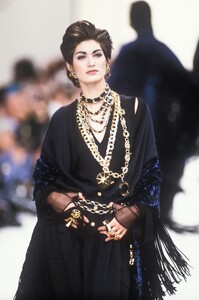 Michelle_Legare_Chanel_FW1991_06.jpg