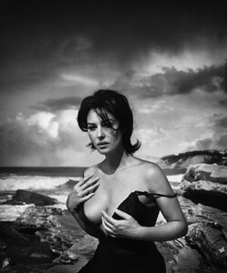 Monica-Bellucci-V-Biarritz-2006-Vincent-Peters.thumb.jpg.59f750a94149144a7e78e4efe43847fd.jpg