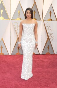 Priyanka_Chopra_at_The_89th_Annual_Academy_Awards_in_Hollywood2C_CA_26022017-13.jpg