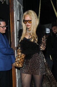 Rihanna---Attends-her-friends-birthday-at-The-Nice-Guy-in-West-Hollywoood-36.jpg