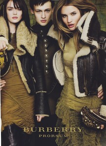 Testino_Burberry_Fall_Winter_2010_11_02.thumb.jpg.38fc717e3b25f312c86a9674a29496b9.jpg