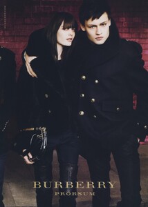 Testino_Burberry_Fall_Winter_2010_11_04.thumb.jpg.69e9e92086600fec58ec1543230e9876.jpg