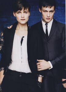 Testino_Burberry_Fall_Winter_2010_11_05.thumb.jpg.be4cfc5df75e65c741069c1282ca9f55.jpg
