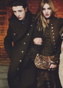 Testino_Burberry_Fall_Winter_2010_11_07.thumb.jpg.8327ff341dfcc18eb71aa796f11a8196.jpg