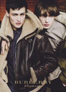 Testino_Burberry_Fall_Winter_2010_11_08.thumb.jpg.16a0b4ece6fa664daca3633ab370554c.jpg