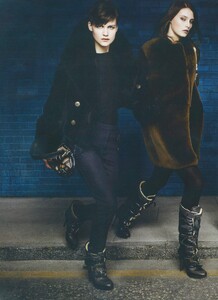 Testino_Burberry_Fall_Winter_2010_11_09.thumb.jpg.a78902cdfceb76b6b907b1e5c26c51c2.jpg