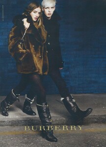 Testino_Burberry_Fall_Winter_2010_11_10.thumb.jpg.7c29f40db8ac595d58c3327ac63415fb.jpg