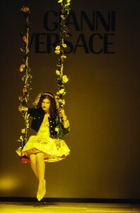 VERSACE-SPRING-1992-RTW-01-MILLA-JOVOVICH-CN10046480.jpg