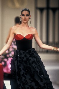 Valentino1989HauteCoutureFW230.thumb.jpg.a4197dd5d9b1d5470d96ceadce868647.jpg